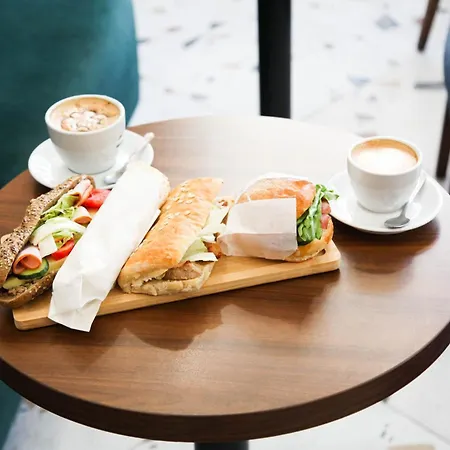 ъгловата къща 3*